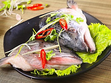 Lẩu đầu cá hồi chua cay
